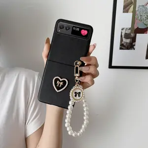 PU leather heart-shaped phone case, equipped with a heart-shaped pearl bracelet. The hard PC back panel protects the phone. This case is suitable for Motorola Razr 2023,Razr 40