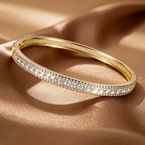 18K gold-plated copper square zircon bangle with sparkling inlay. Stylish, versatile, and perfect for daily wear, parties, or as a Black Friday and Christmas gift.