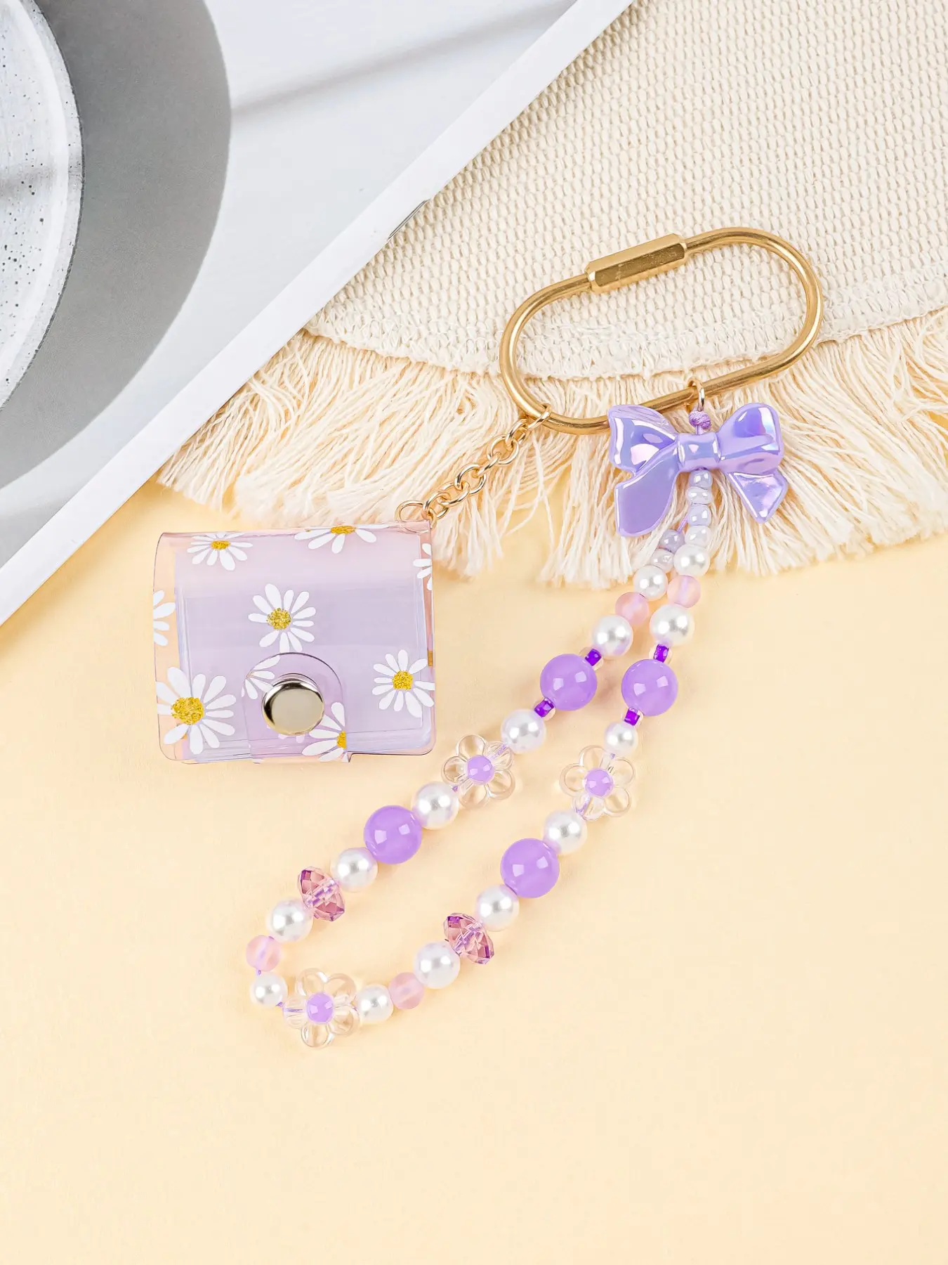 Daisy Card Holder Keychain, Mother's Day Gift for Mom, Beaded Bow Wristlet Keychain, Cute Bag Charm for Women, 1 Count