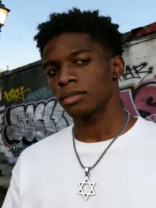 Hip hop trendy hexagonal star pendant necklace, Cuban link chain, suitable for daily wear, vacation and dating occasions, and is also a surprising and exquisite small gift.