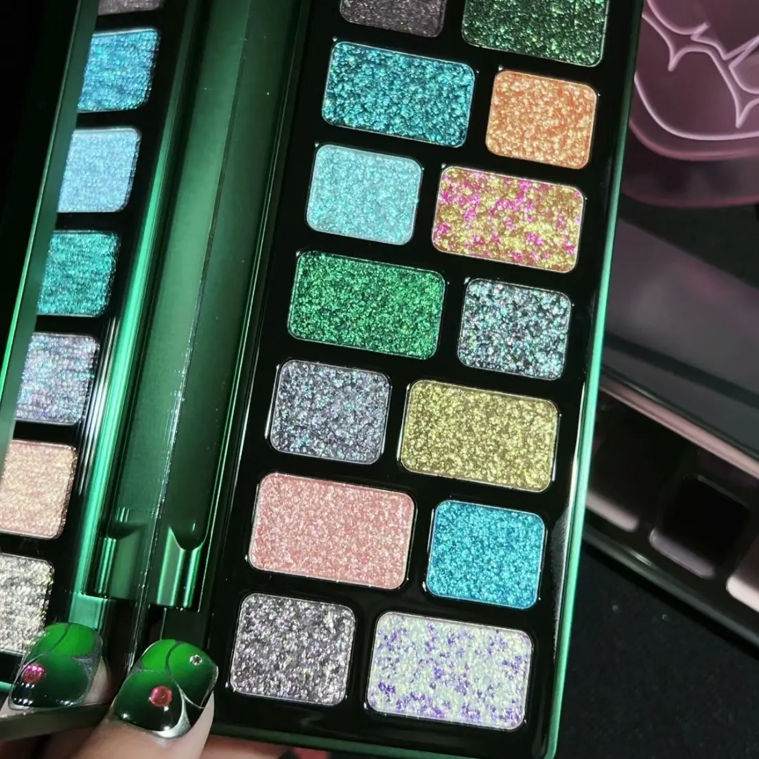 Cheeryep 16 Color Eyeshadow Palette, Shimmering Eyeshadow Palette, Glitter Eyeshadows, Shimmer Superflash Glitter Plate, Multichrome Glitter, Qianyan Eye Shadow Stage Cosplay Makeup, Smokey Eye Look, Chameleon Effect, Long-Lasting Wear Eyemakeup