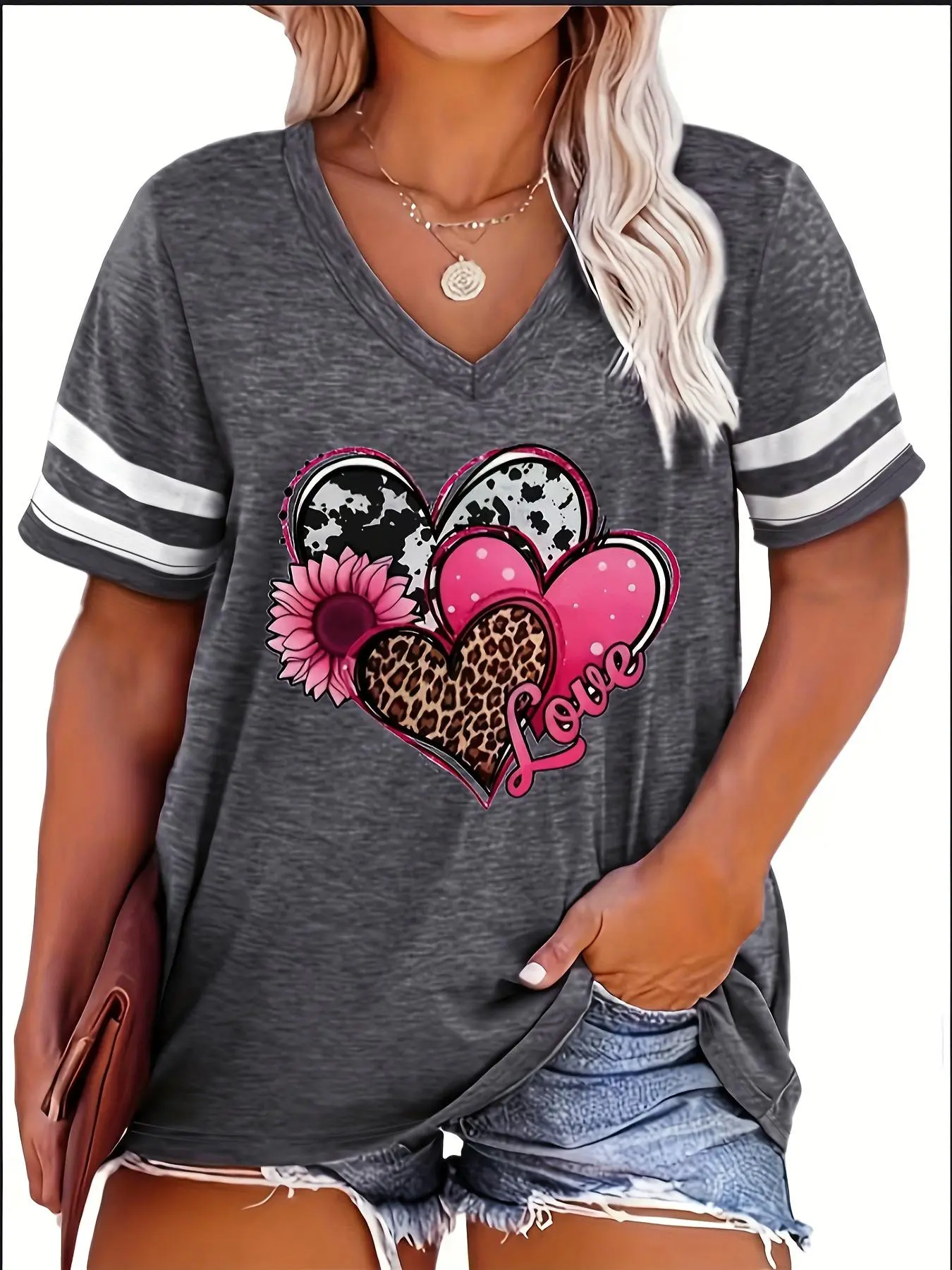 Women's Leopard Heart & Floral Print Contrast Binding V Neck Jersey Tee, Casual Chic Style Fashion Plus Size Loose Fit Short Sleeve Polyester T-shirt for Summer, Women's Plus Clothing for Daily Wear Top