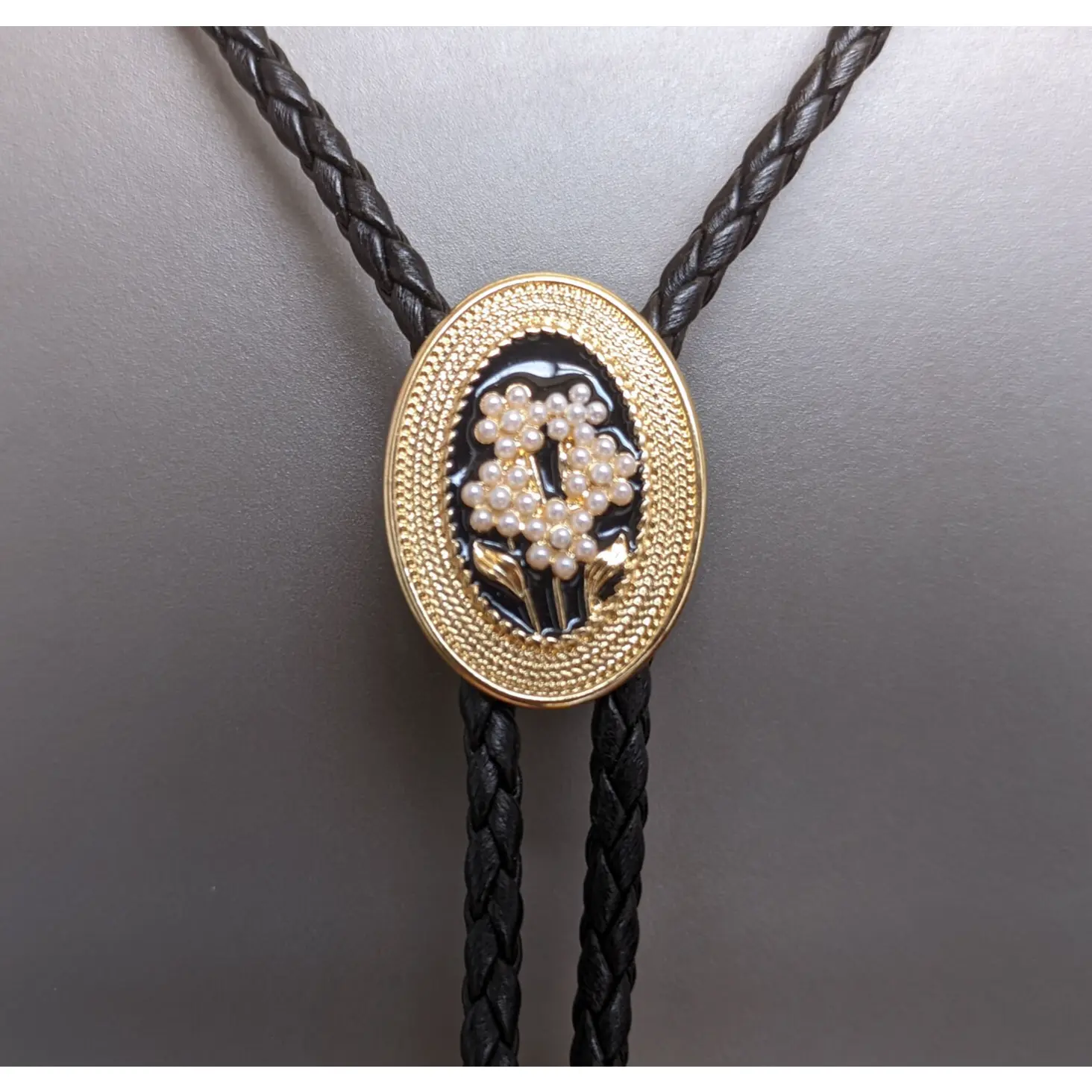 Dainty Pearl Flower Bolo Tie Necklace with Adjustable PU Leather Cord - Boho Bridal Jewelry for Cowgirl Weddings, Delicate Western Necklace & Timeless Keepsake Gift