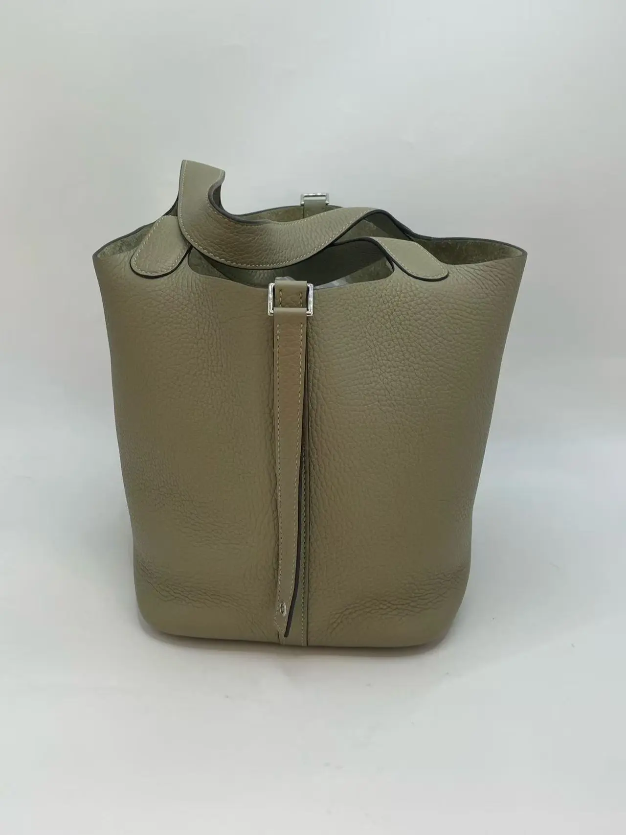 Pre-owned HERMÈS Picotin 22 Bucket Bag – Sage Green with Silver Hardware, Stamp: Z Material: Leather Color: Sage Green, Accessories Included: Lock and Key Set.