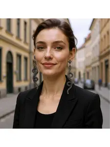 Unique and trendy retro alloy full-diamond animal-shaped snake pendant earrings, light luxury casual women's earrings