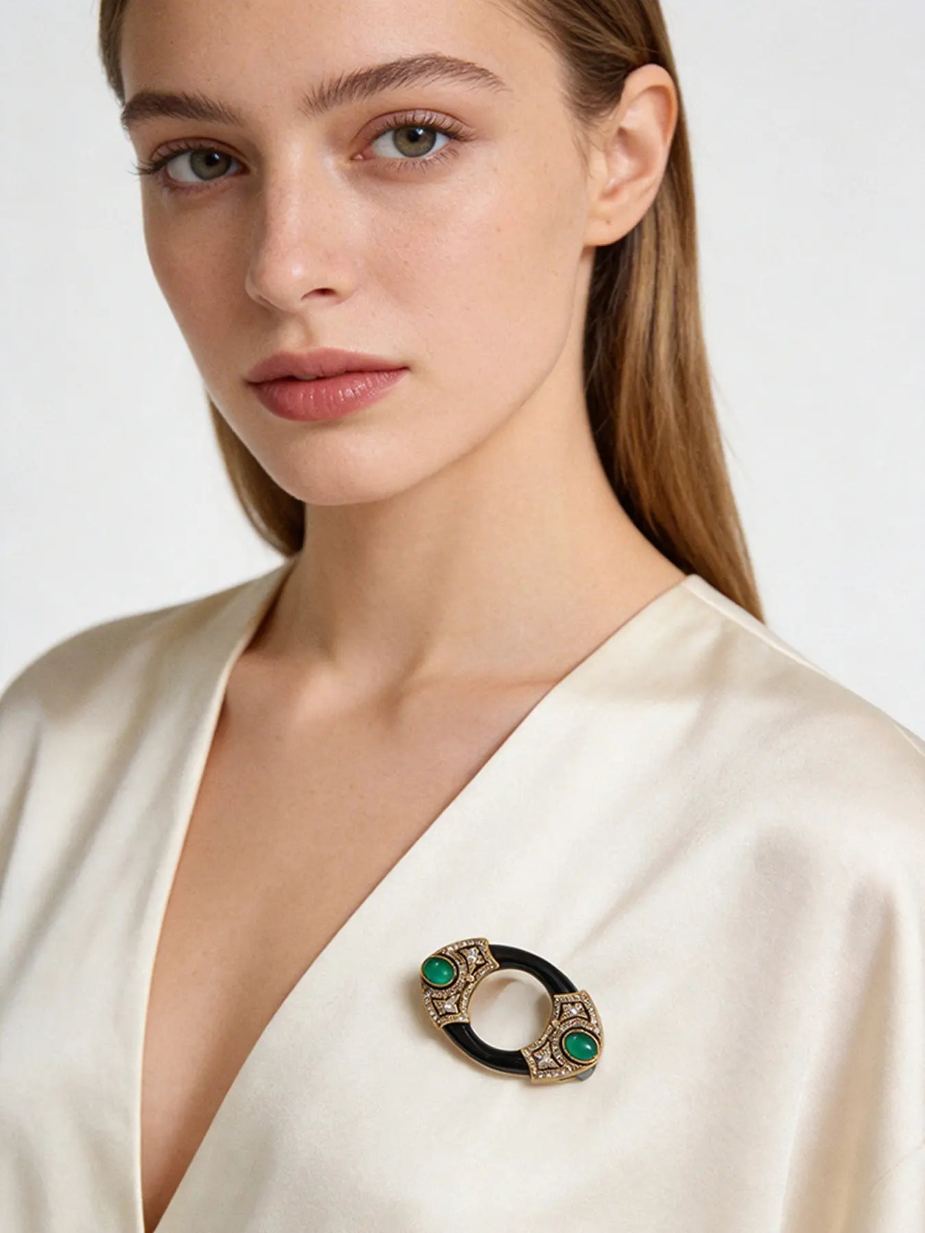 1 fashionable circular emerald shaped brooch, suitable for daily wear, vacation dates, and other occasions, and also a surprising and exquisite small gift.