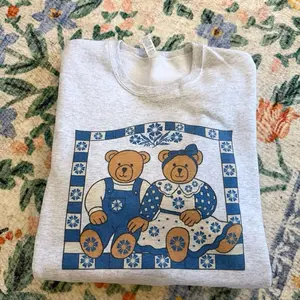 Vintage Cornflower Bears Sweatshirt, Cute Retro Bear Graphic Pullover, Cozy Aesthetic Crewneck, Soft Pastel Cottagecore Top, Gift for Bear Lovers