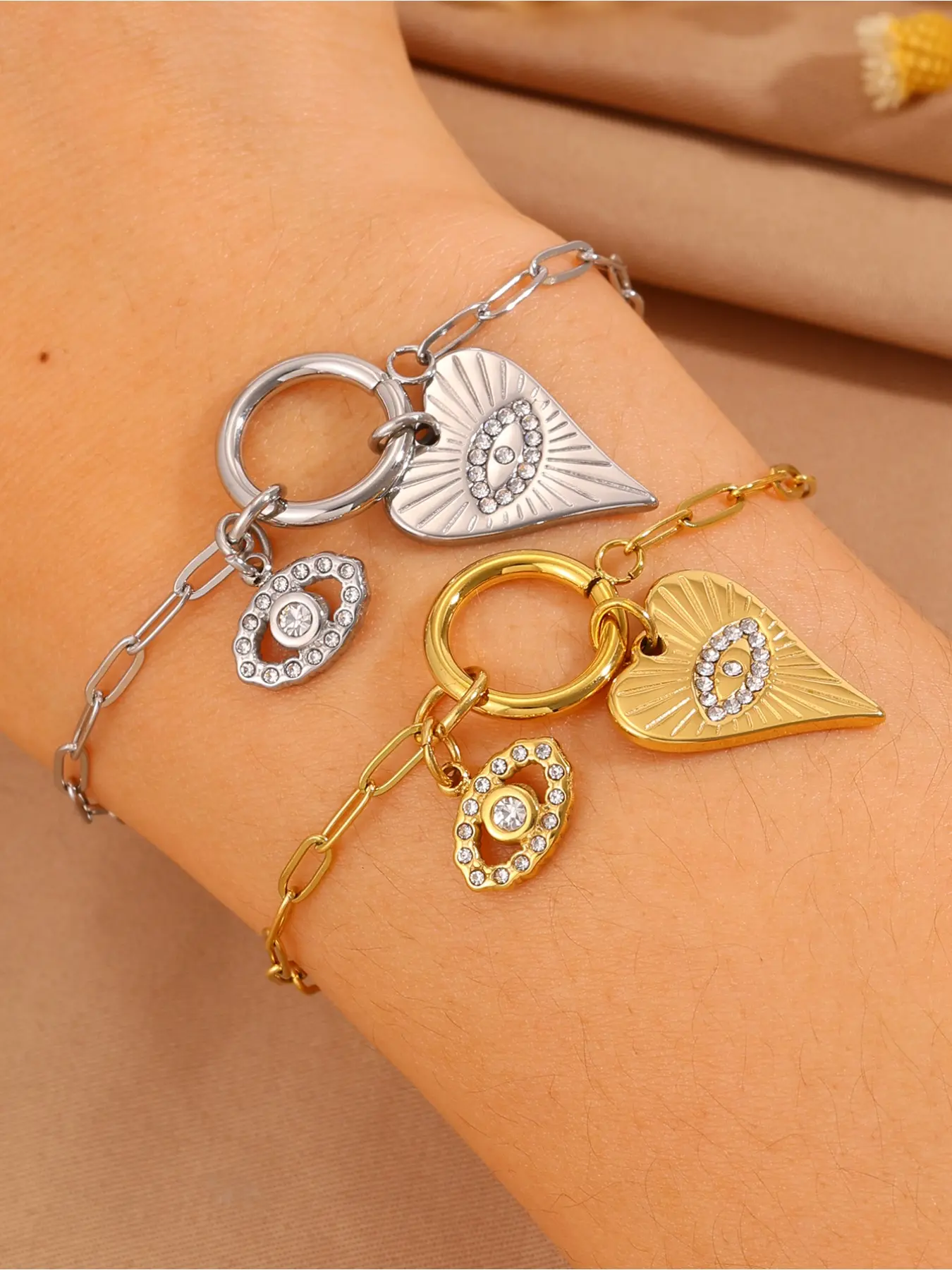 1 fashionable classic simple long button heart-shaped eye bracelet, made of stainless steel material, a must-have for fashion enthusiasts, giving the perfect gift, Rhinestone Decorated Bracelet