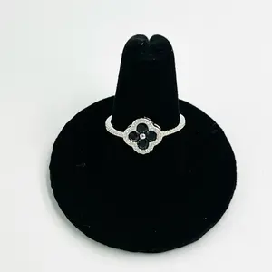 Anillo diseño flor. Piedra natural ónix y zirconias cristalinas. Plata 925