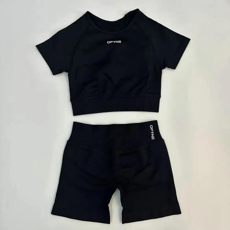 DFYNE Seamless Impact Gym Set for Women – Compression Crop Top & Pleated Bum Scrunch Shorts, Sculpting 2-Piece Workout Outfit for Yoga, Training, Athleisure