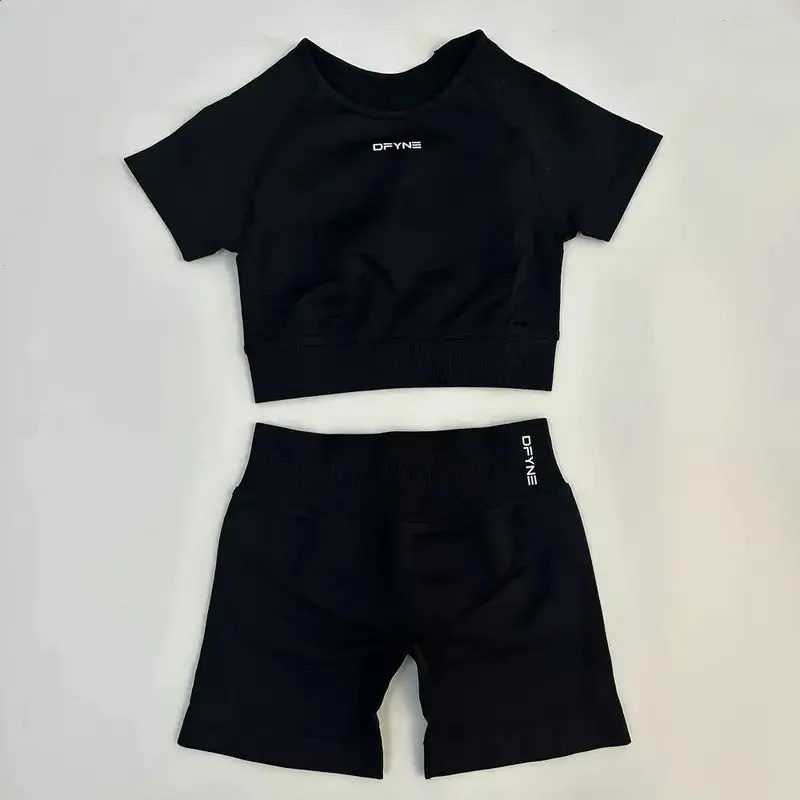 DFYNE Seamless Impact Gym Set for Women – Compression Crop Top & Pleated Bum Scrunch Shorts, Sculpting 2-Piece Workout Outfit for Yoga, Training, Athleisure