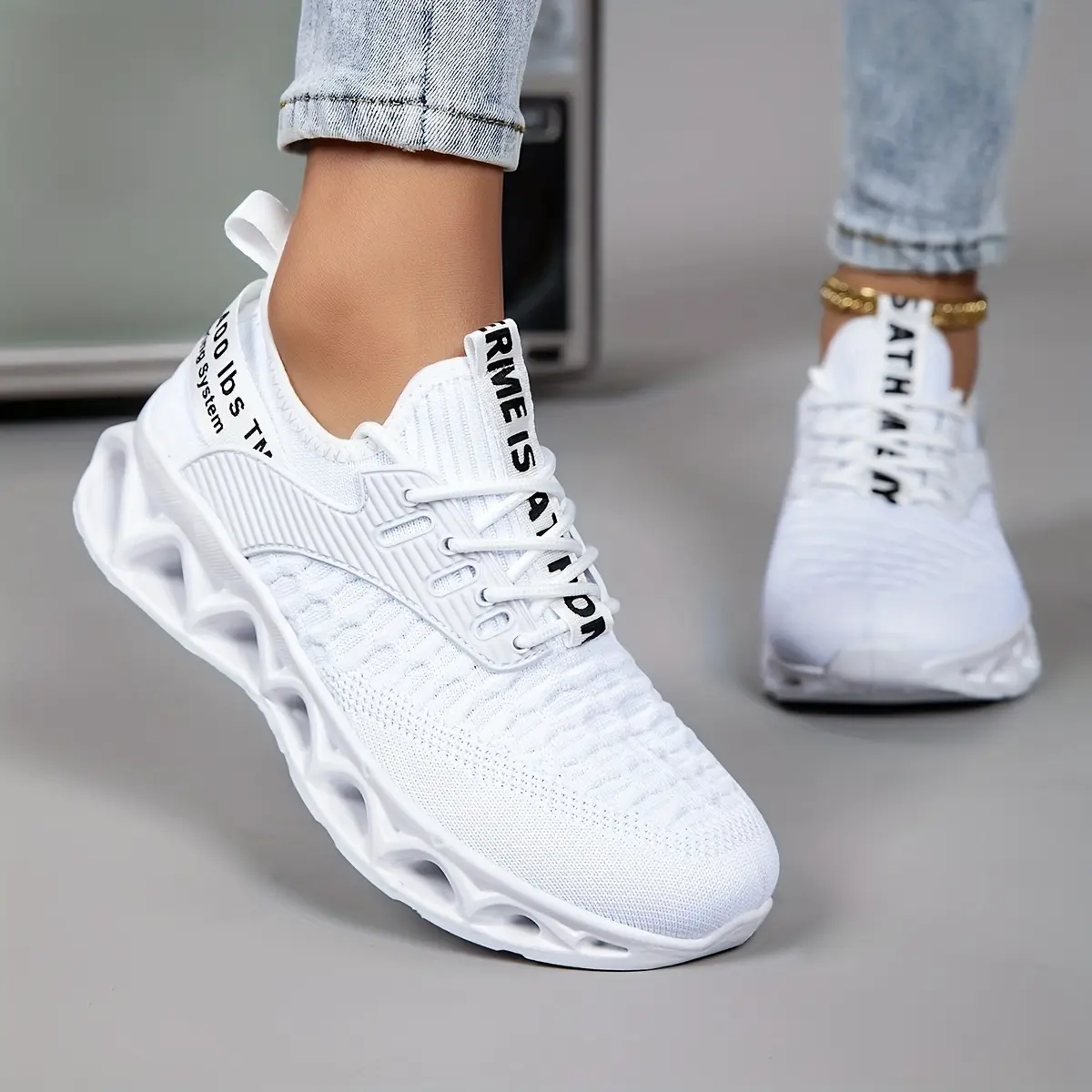 A pair of white mesh breathable sneakers, men's and women's couples' shoes, four-season models, suitable for daily leisure travel, walking shoes, running, playing badminton, tennis shoes, birthday gifts