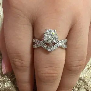 Luxury Round-Cut Engagement Ring Set | Sparkling Pavé V Band