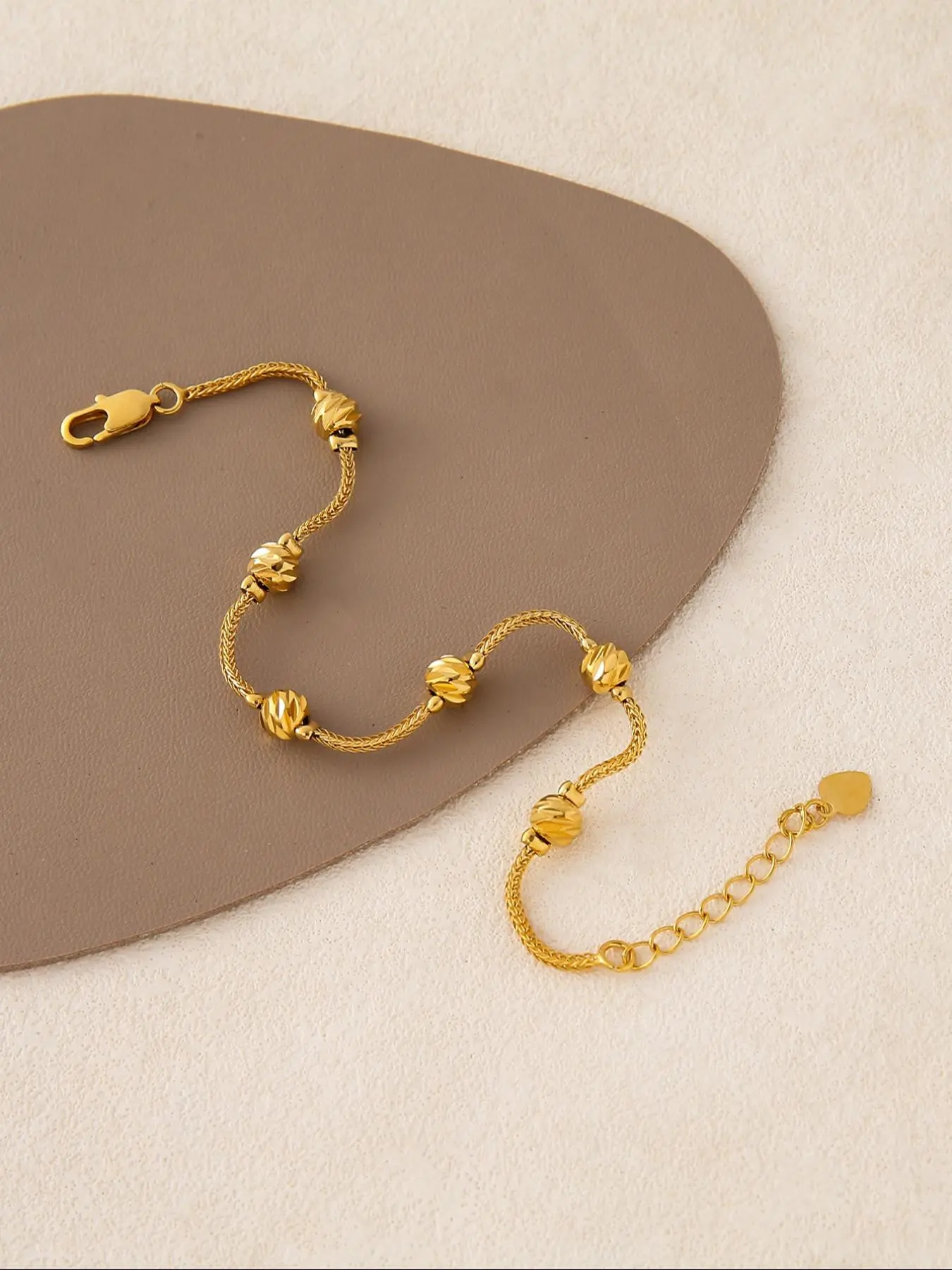 1pc Golden Plated Women's Chain Bracelet - Beautiful Bracelets Interlocking Link Gold-Tone Heavy Duty Fashion Wrist Jewelry for Wedding, Bridal, Birthday Gift, Mother’s Day - Year-Round Versatile Middle Eastern Style Necklace-like Strap