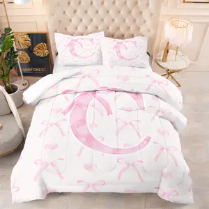 2/3 Pieces of Bedding with the Alphabet Series as the theme, a Soft and Comfortable Polyester Quilt Set. the Overall Style is Sweet And Girly, Suitable for Bedrooms that Prefer a Cute and Romantic Atmosphere, and Suitable for All Seasons.