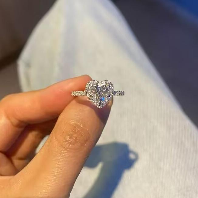 【PANG Jewelry】Women's ring, a heart-shaped ring decorated with sparkling zircons in a sweet style. It is a fashionable, casual and exquisite piece of jewelry suitable for parties. It can be given as a gift or as an engagement ring