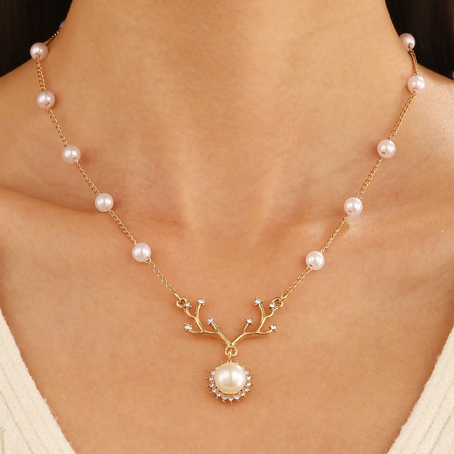Women's White Deer Necklace - Elegant Collarbone Chain with a Chic Minimalist Pendant, Gradient Diamond Beads, Animal Motif Jewelry, Romantic Birthday Gift Idea, Birthday Gift Ideas, Gradient Diamonds, Deer Motif, Female, Casual, Jewelry For Women, Happy,