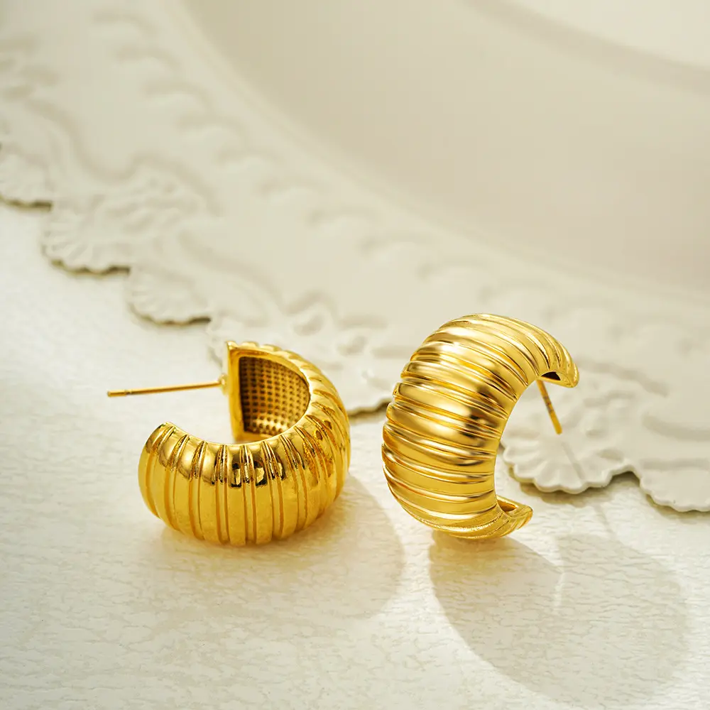 Gold striped C-shaped earrings, French minimalist style, high-end feel, semi-circular earrings, exaggerated chunky studs