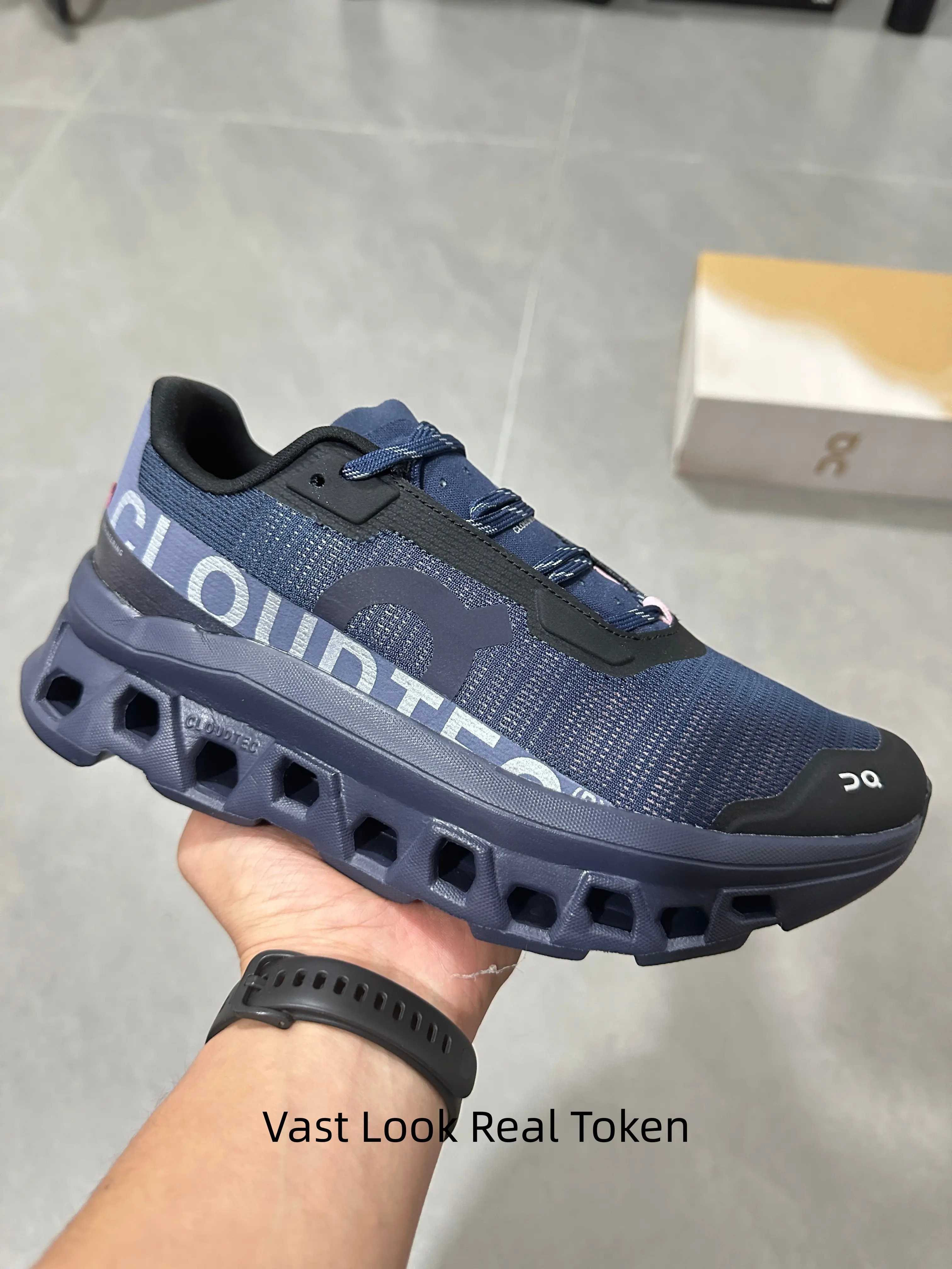 Light hollow cushion sneakers, breathable for mountain climbing & city workout