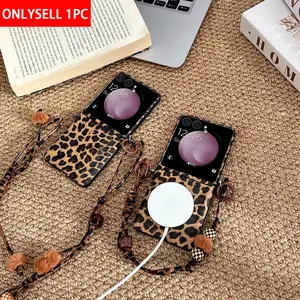 PU leather leopard print Protective phone case, supports wireless charging, comes with a wristband, hard PC back panel protects the phone case, suitable for Samsung Galaxy Z Flip7, Z Flip7 FE, Z Flip6, Z Flip5