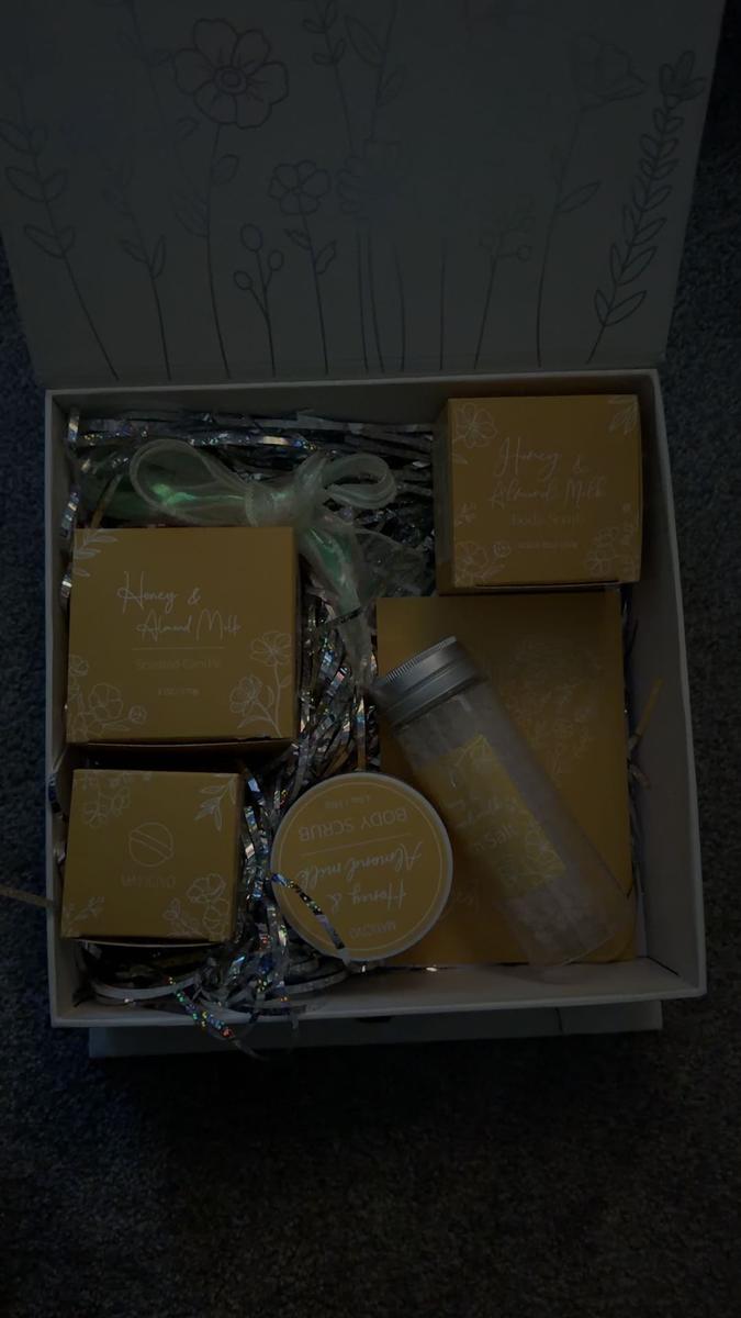 Item: B4 Honey & Almond Milk  ( with Blossom Candle)