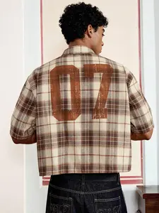 Men's vintage brown plaid short-sleeve shirt, faded cardigan printed with number "07", loose oversized boxy cut, casual street-style men's top, summer shirt with caramel tone aesthetic, suitable for daily wear, street looks and layered outfits
