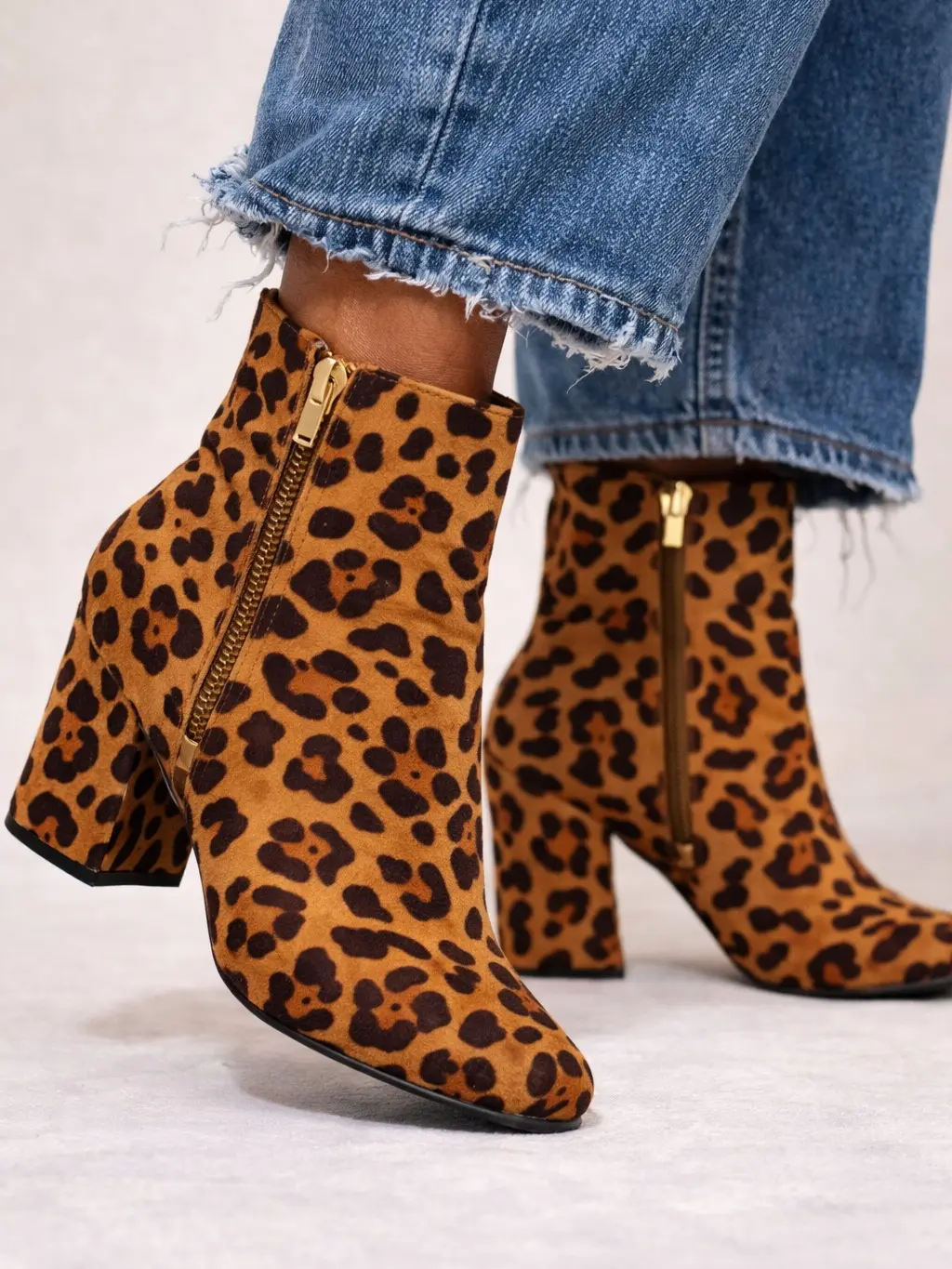 Rider Cheetah Low Rider Round Toe Boot for Women Casual Footwear with Eye-Catching Cheetah Print and Low Rider Style for Versatile Wear