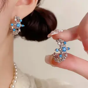 LisiZen Sparkling Full Diamond Snowflake C-shaped Hoop Earrings, Stylish Retro Unique Design, Shiny Earrings for Women's Fashion Statement DZEH5167