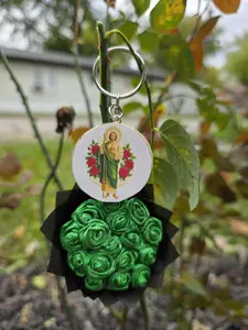 Bouquet Keychain with Green Rose Bouquet and Iconic Charm in Vibrant Color