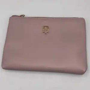 Tommy Hilfiger Pebbled Wristlet Pouch Large Sleek Everyday Organizer in Soft Blush with Gold-Tone Logo Secure Zip Closure