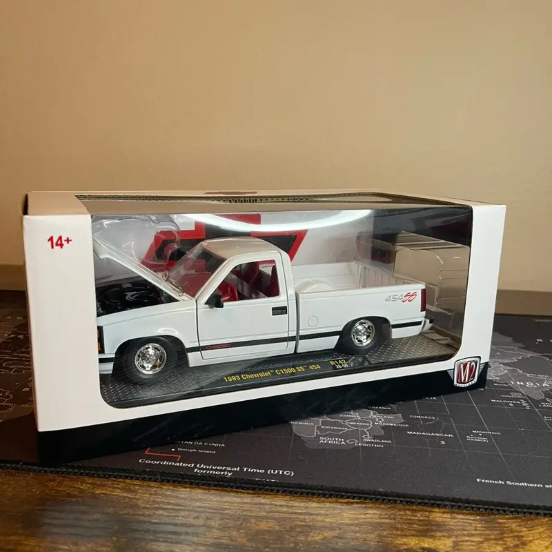 M2 Machines Castline 1:24 Scale 1993 Chevrolet C1500 SS 454 Metal Diecast Model Truck, Classic Truck Collectible Display Decor, Scale 1:24