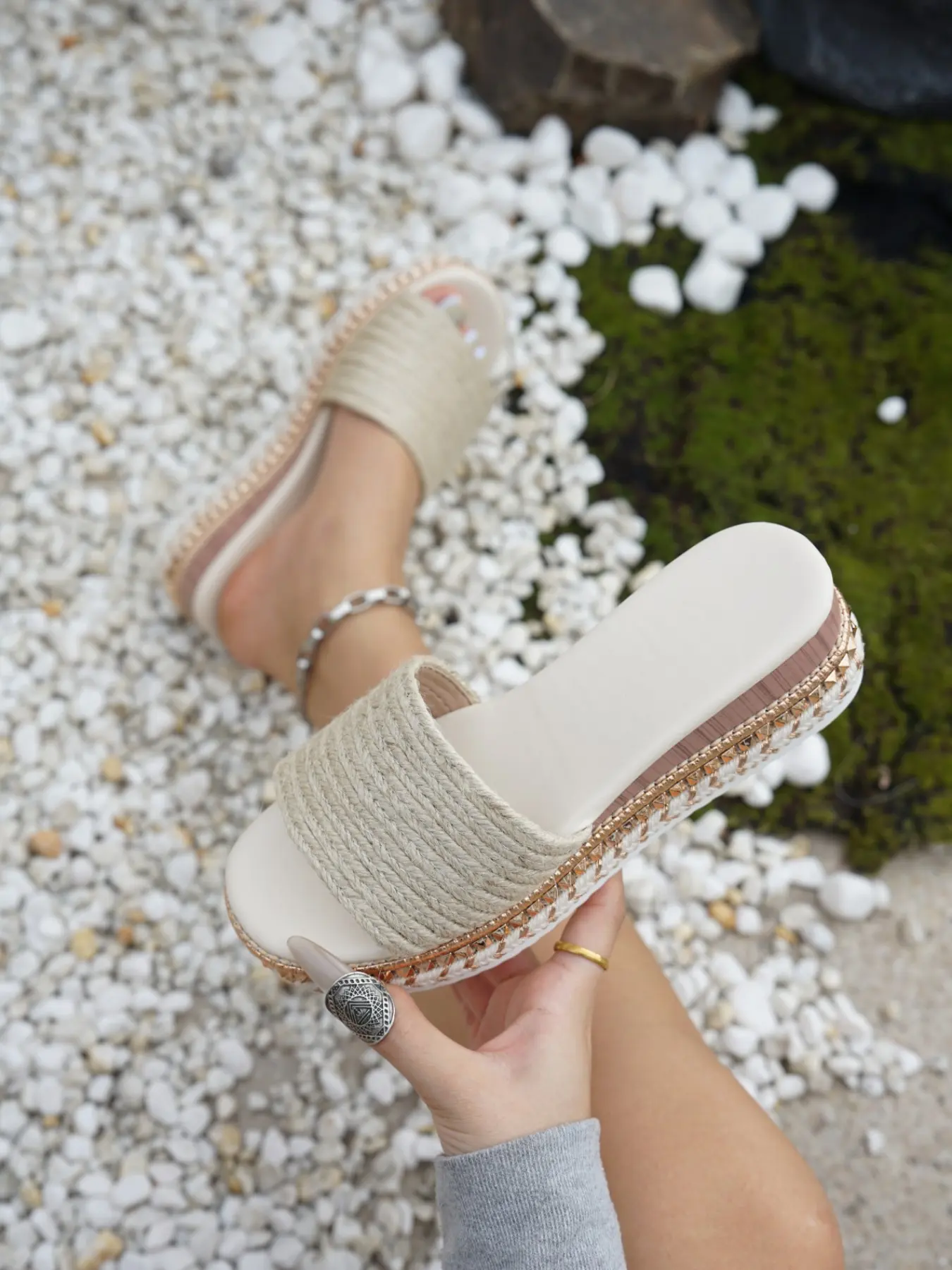 2026 Summer New Hemp Rope Braided Thick Sole Sandals for Women, Metal Rivet Platform Flip Flops, Beach Resort Shoes, Style, Elegant Sandals