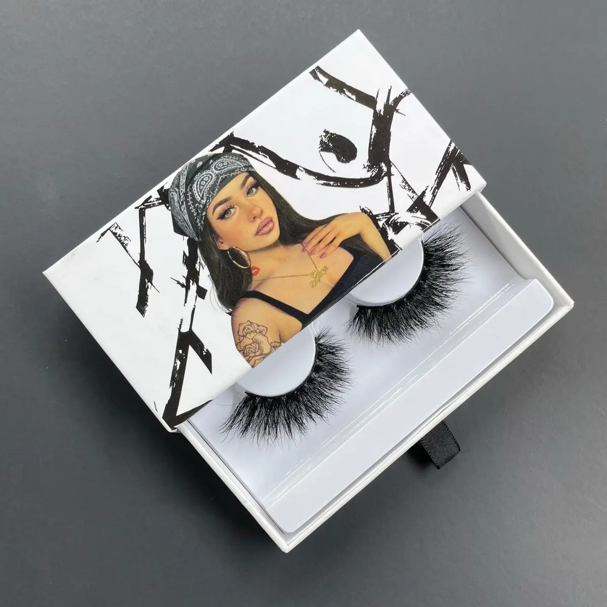 Ingobernable eyelashes
