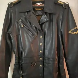 Women's Harley-Davidson black leather riding jacket: SIZE SMALL Fitted