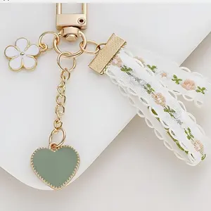 1pc Daisy Keychain Suitable for Bags/Purses - Elegant Dainty Lace Key with Charm, Key Holder, Stylish Accessory for Keys,, Small (Daily Use)