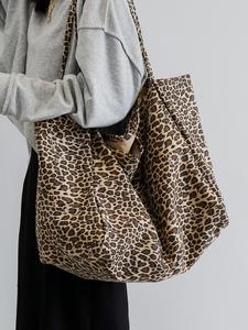 women's fashion leopard pattern tote bag, gifts for wife, large capacity shoulder bag for daily used, casual trendy versatile high-quality daily commuting bag, girl fashionable shopping bag