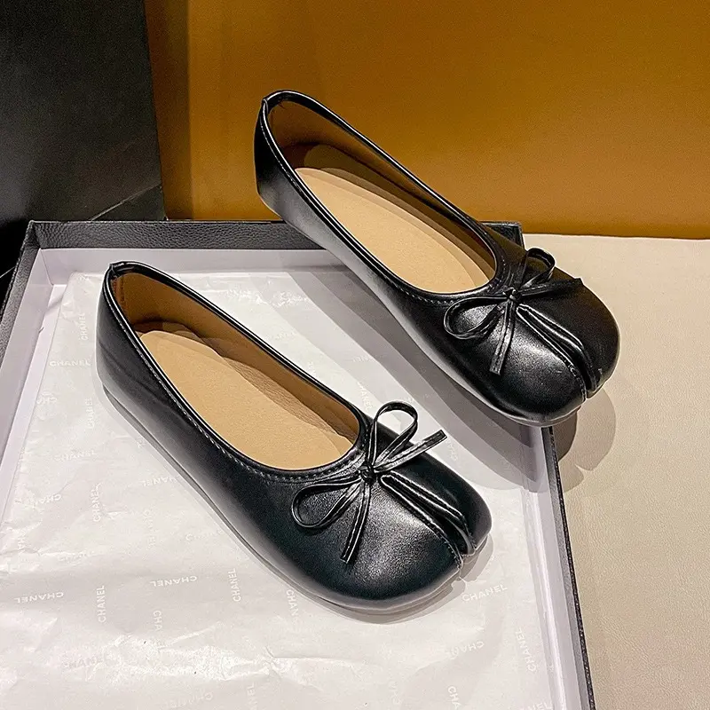 Retro minimalist women’s flat shoes with a sweet bow detail, made of soft leather—lightweight casual flats that are versatile and have street-style flair; suitable for short city trips, outdoor picnics, and casual gatherings.