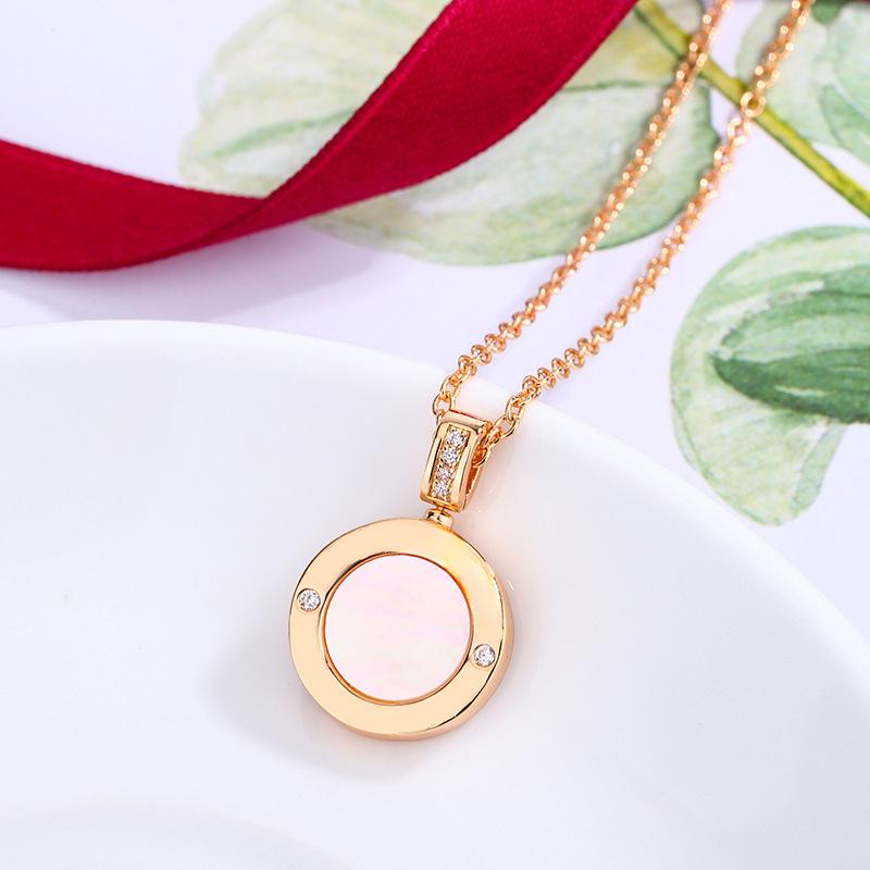 Gold Double-Sided Round Coin Necklace for Women, Black Agate & White Mother-of-Pearl Clavicle Chain with Roman Letters, Light Luxury Minimalist Jewelry