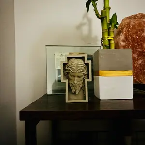 Jesus Christ Collectable Ceramic Decor - Religious Ornaments with Unique Design and Symbolism