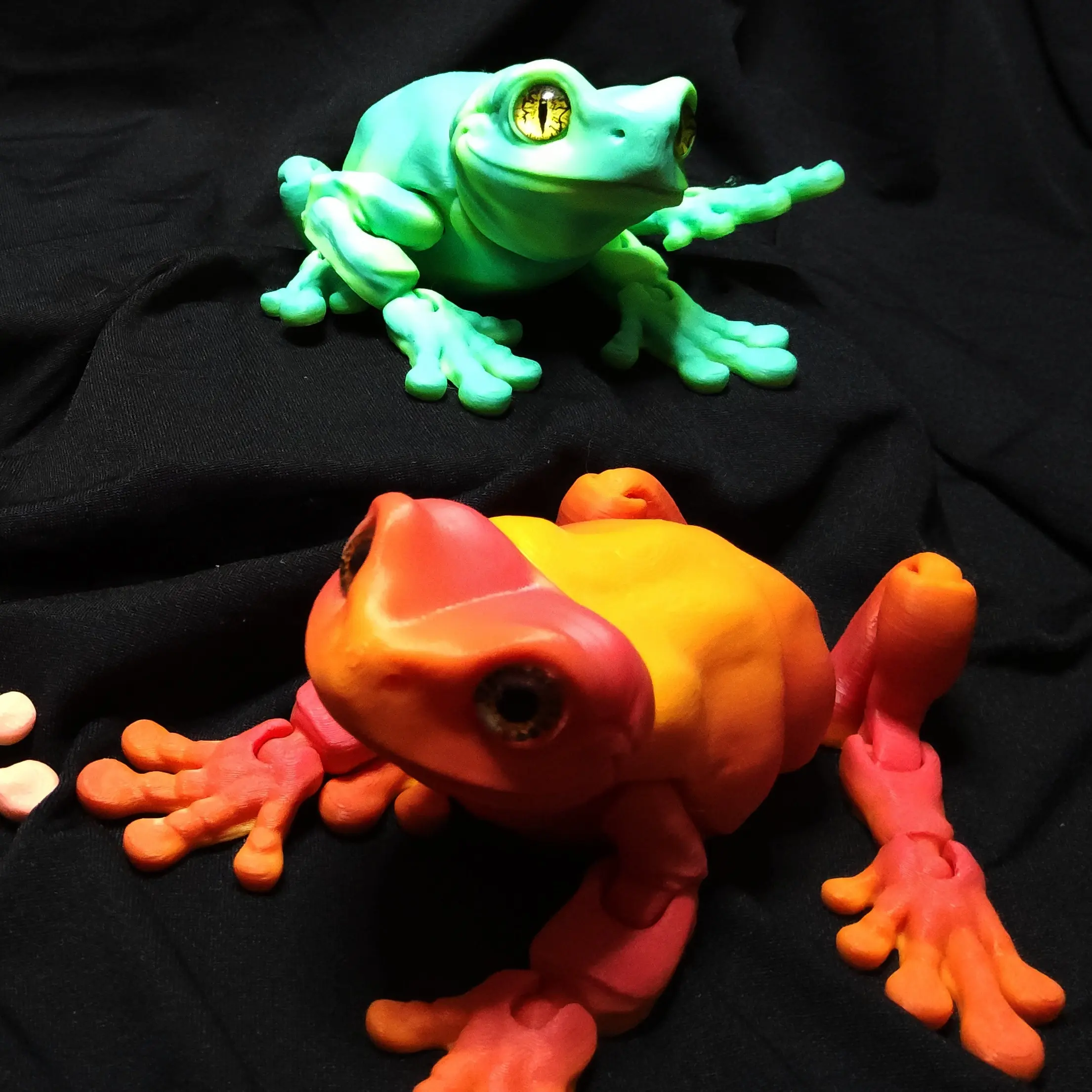 Colorful 3D Printed Tree Frog Figurine with Articulated Joints for Interactive Home Decor, Durable Material - Pack of 1 Magnetic Gift Plastic