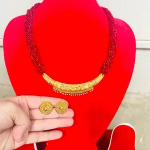 Gold plated short length necklace with earrings in maroon hydro potey