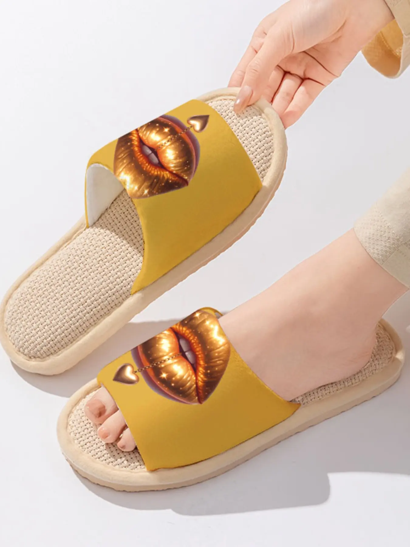 Metallic Gold Lips & Heart Pendant Pattern | Sexy & Luxurious 1 Pair Linen Breathable Non-Slip Sweat-Absorbent Home Slippers For Bold Women/Glitter Lovers (Spring Summer/Lounging/Girl's Night)
