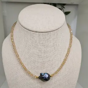 Barroca Pearl Necklace with Elegant Gold Chain and Unique Shell Pendant for Women's Fashion