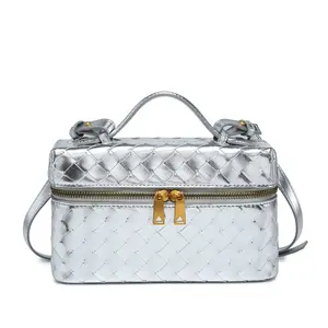 Hand-woven craftsmanship, solid color cosmetic bag, made of PU material, large capacity suitable for daily commutes and short trips, durable, waterproof, and easy to clean.