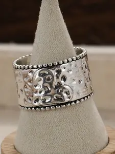 This Ring Exudes Simple Warm Handcrafted Charm, Heart-shaped Decoration Set in The Ring Center, Simple Yet Full of Deep Affection, Suitable for Casual Occasions and Theme Parties, Vintage Rings Jewelry