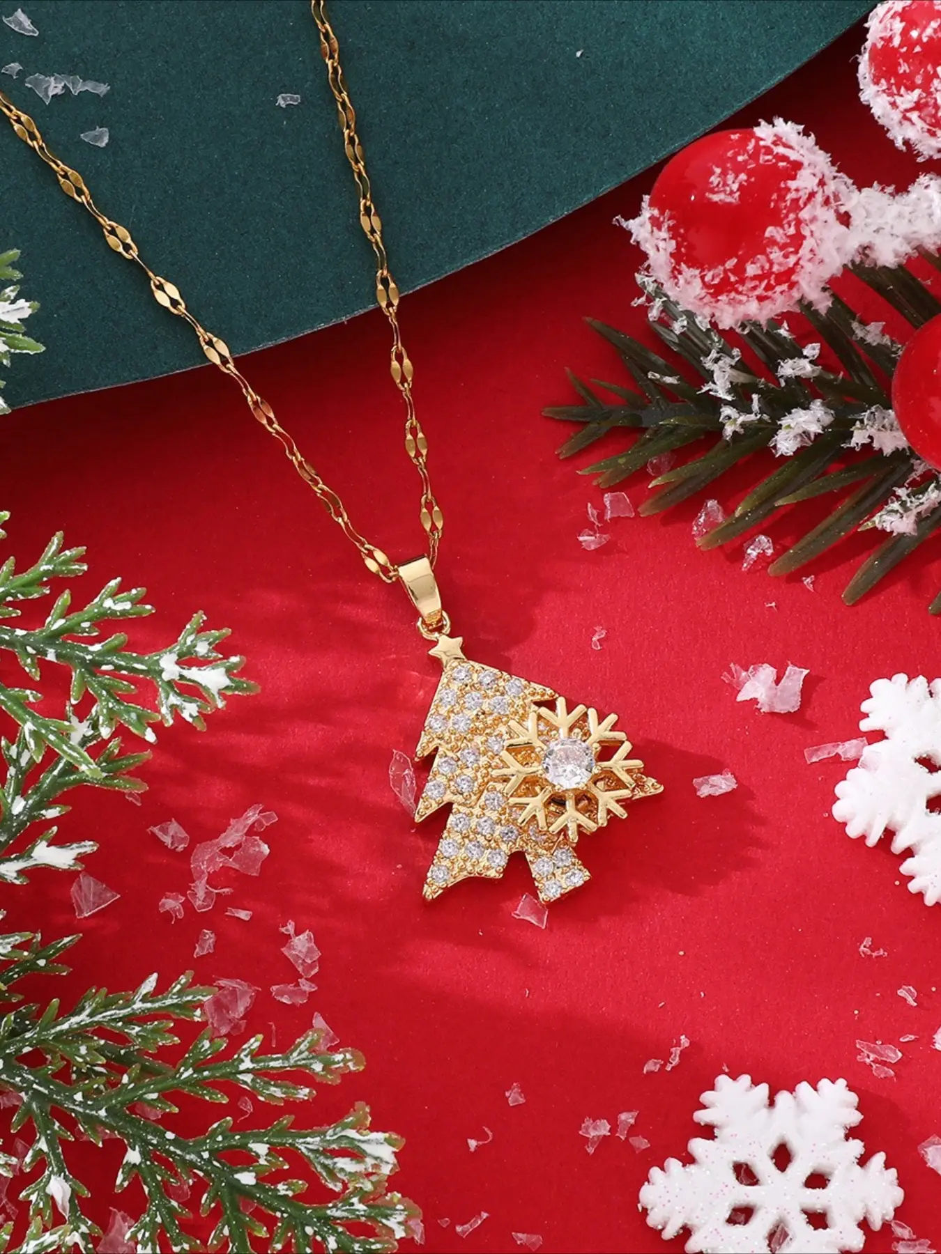 A Rotatable Snowflake Christmas Tree Necklace, Suitable for Family Gatherings and Christmas Gifts, Star Shine Necklace