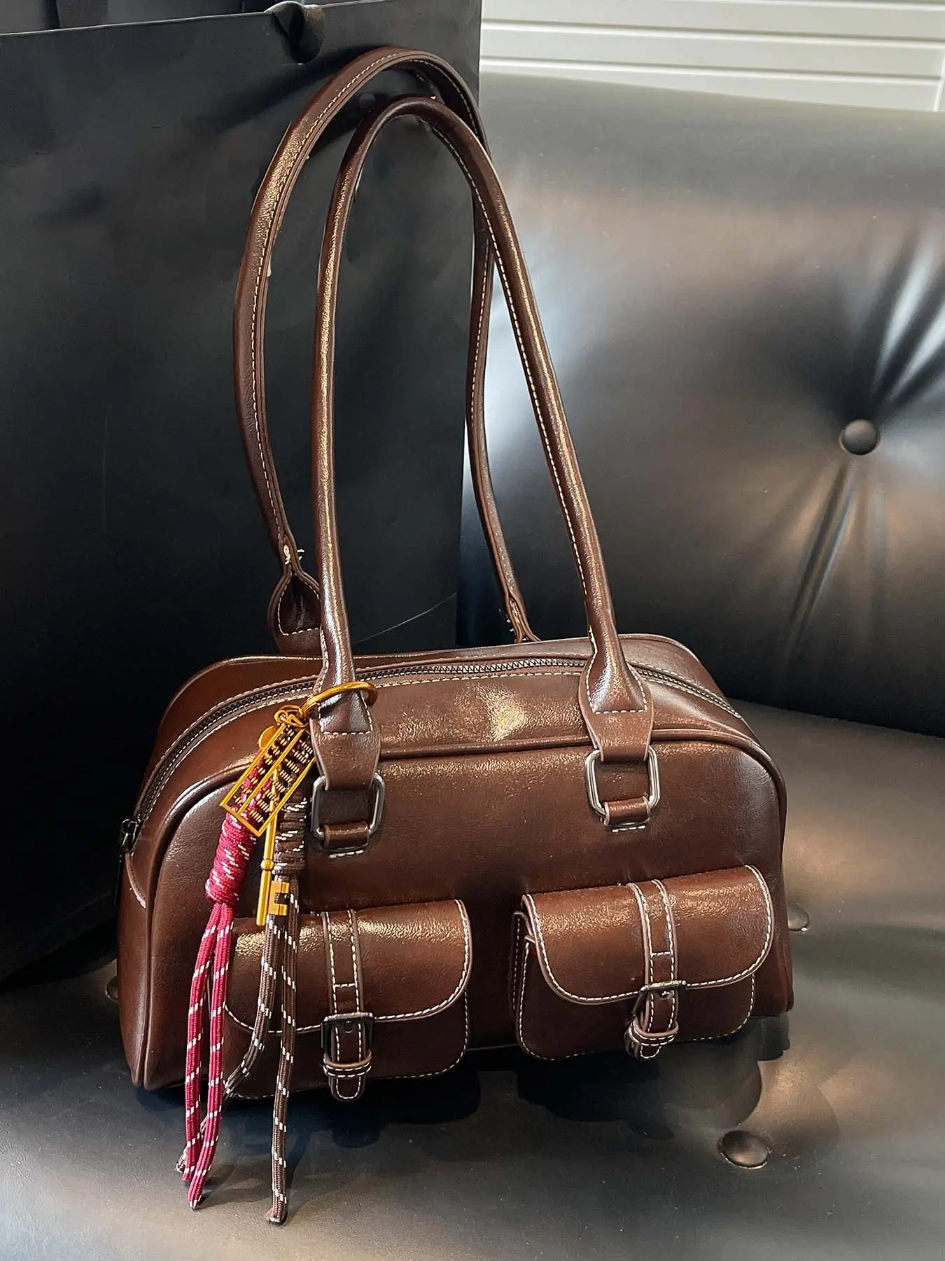 Retro classic simple Boston shoulder handbag, multi-pocket design, woven pendant embellishment, fashion exquisite versatile shoulder bag, suitable for students， office workers commuting, shopping, etc., PU tote satchel