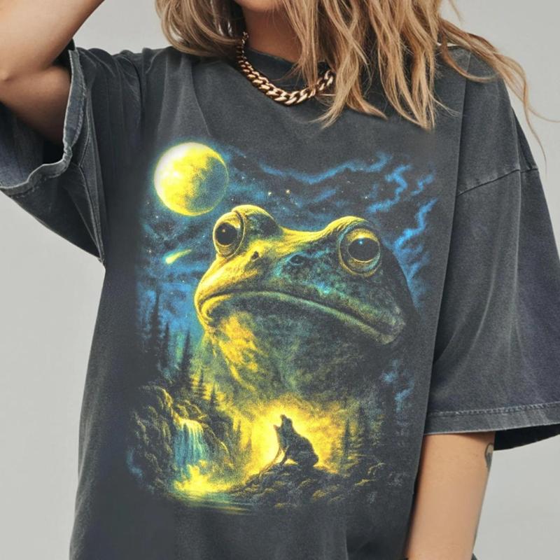 Comfort Colors Vinatge Frog Howling To The Moon T-shirt, 90s Full Moon Animals, Retro Nature Lover Gift, Cottagecore Forest Pond Life Frogs Shirt
