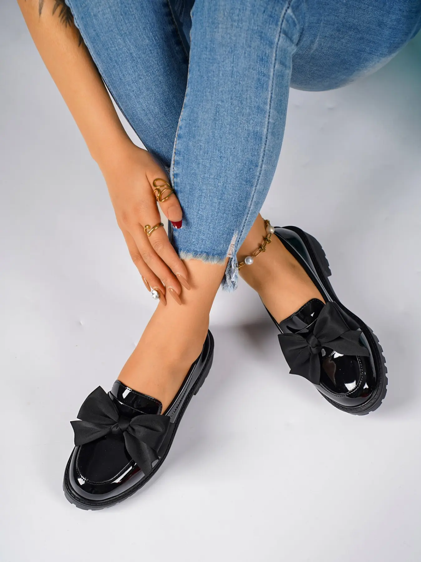 A pair of women's round-toe PU Leather Casual thick soled bowknot loafers with bow decoration, thick soles, and square heels, slip-on easy-to-wear design, sweet and fashionable style, stylish women's small leather shoes suitable for all seasons Footwear