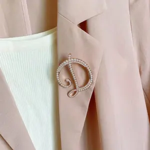 Minimalist Pearl Letter Brooch Pin – Elegant A–Z Initial Lapel Pin (Versatile Style)